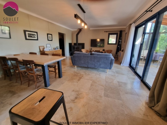 Intérieur d'une maison moderne avec salon spacieux et table à manger, Bédoin.