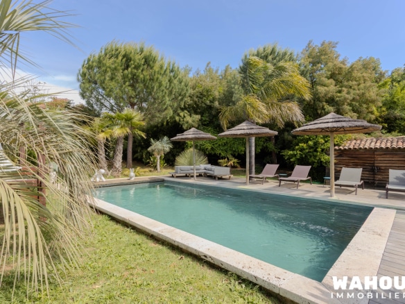 Villa avec piscine entourée de verdure à Saint-Raphaël, France.