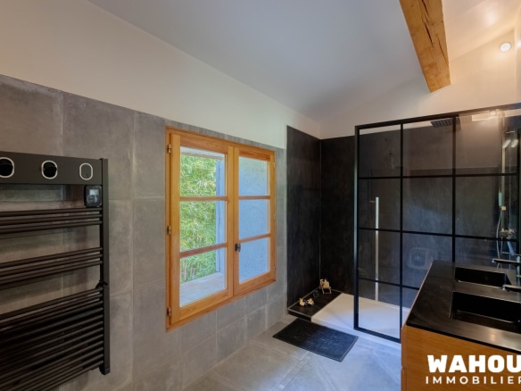 Salle de bain moderne avec douche à l'italienne et fenêtres en bois.