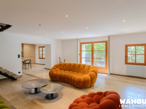 Intérieur d'une villa moderne avec canapé coloré et lumière naturelle à Saint-Raphaël.