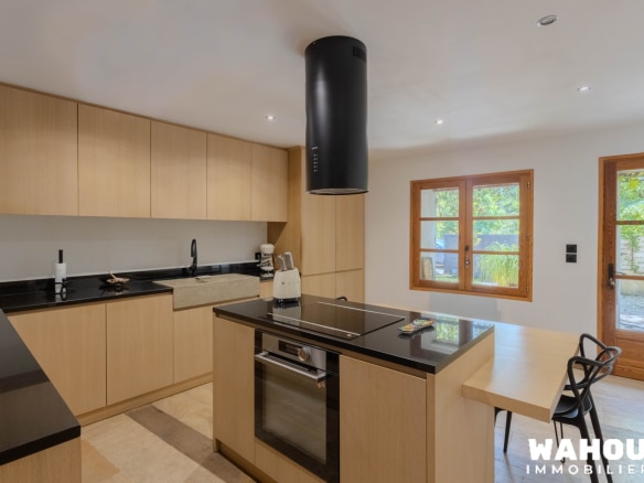 Cuisine moderne dans une villa de 146 m2 à Saint-Raphaël, avec îlot central et équipements contemporains.