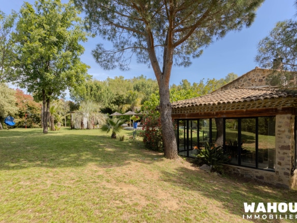 Villa de 146 m2 avec piscine et jardin arboré à Saint-Raphaël.