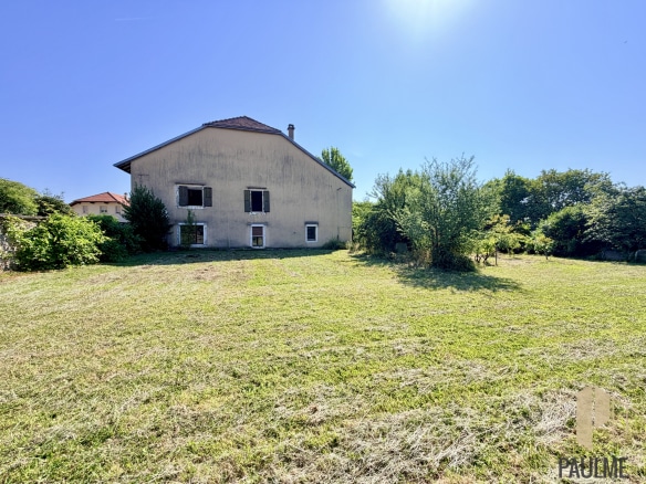Grange gessienne à rénover avec jardin à Ornex, sur une parcelle de plus de 1000 m2.