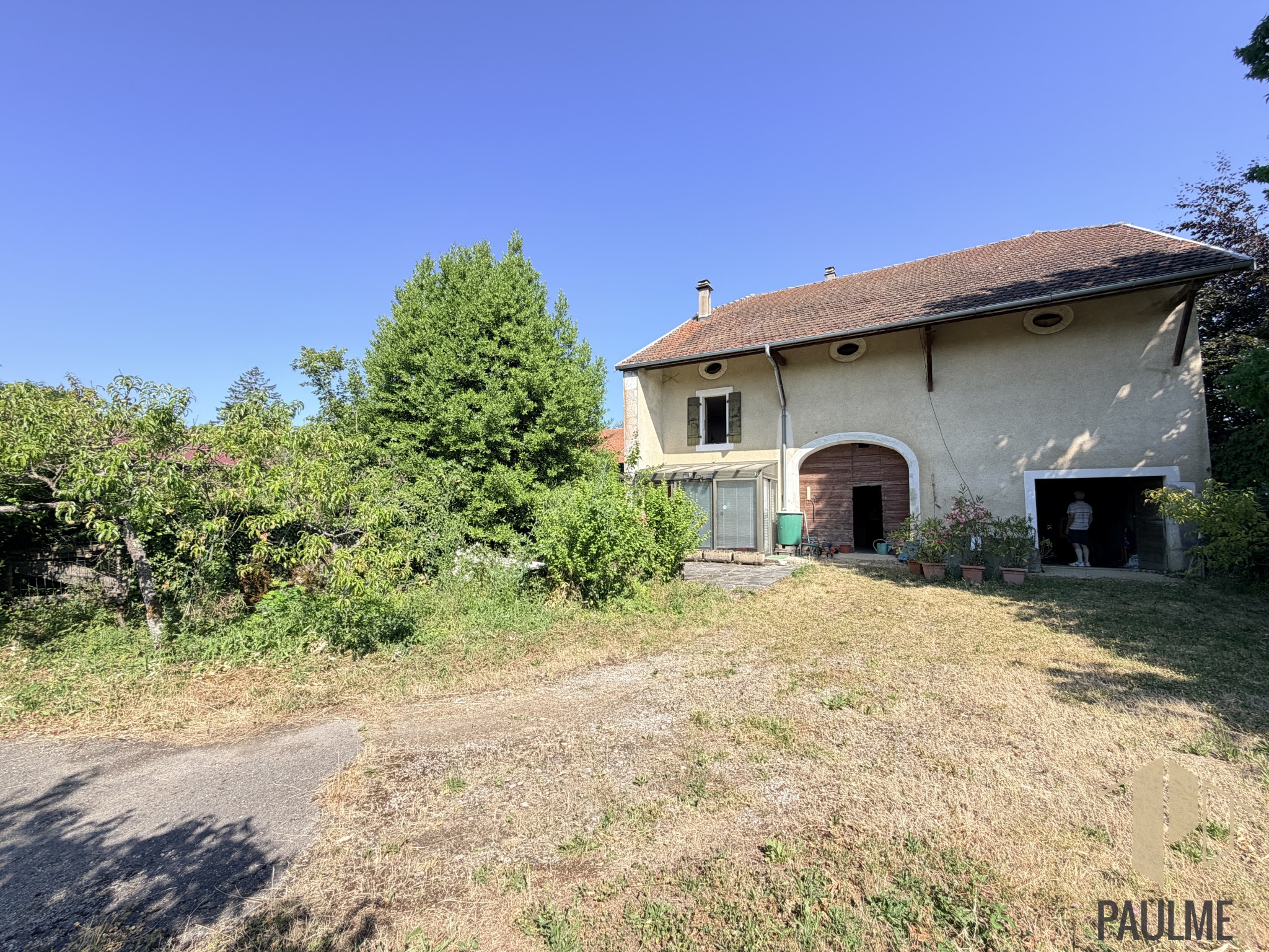 Grange gessienne à rénover avec jardin à Ornex, vue extérieure.