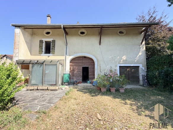 Grange à rénover à Ornex avec jardin et entrée principale.
