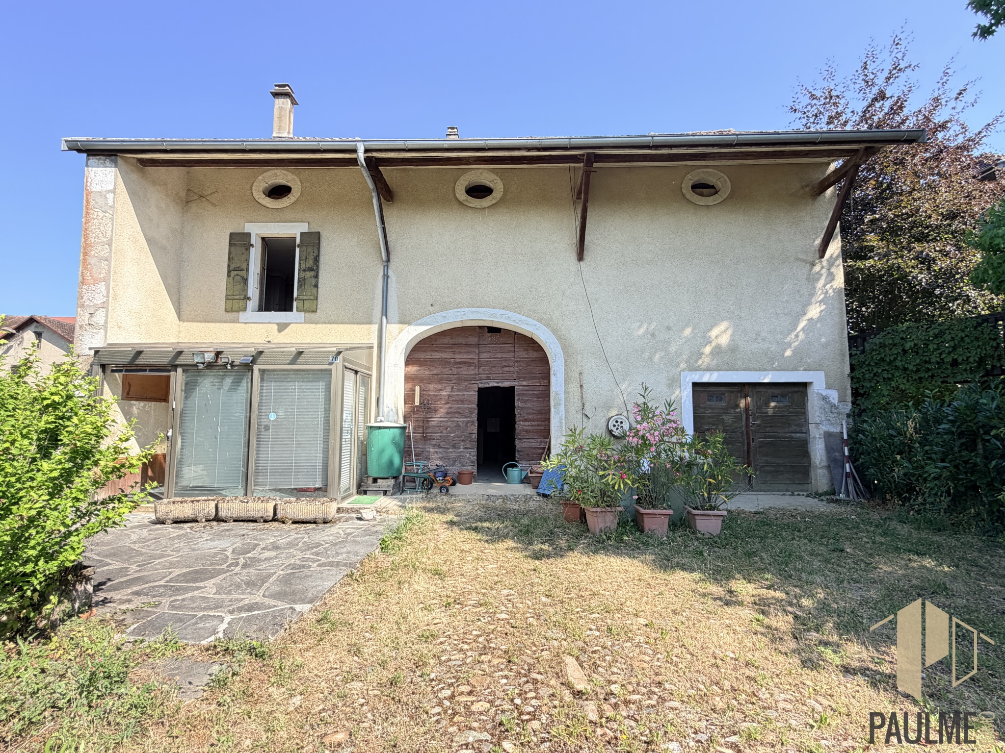Grange à rénover à Ornex avec jardin et entrée principale.