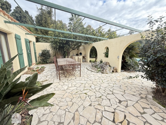 Terrasse en pierre avec mobilier de jardin dans une villa à Perpignan