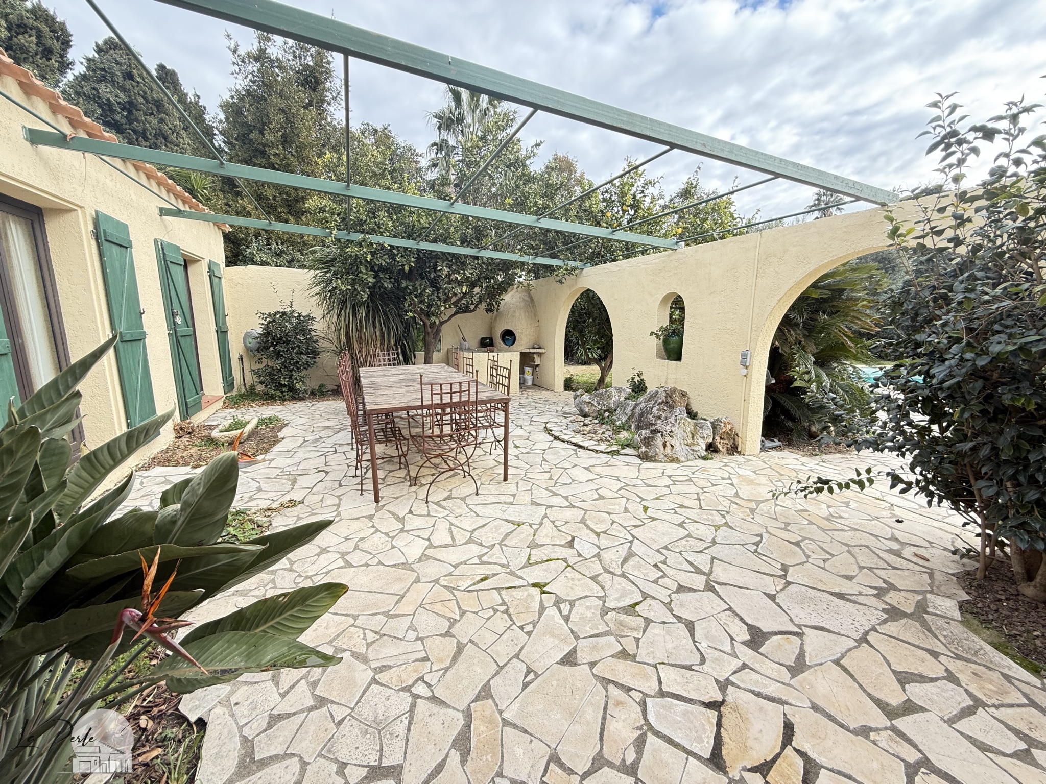Terrasse en pierre avec mobilier de jardin dans une villa à Perpignan
