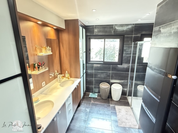Salle de bain moderne avec double vasque et douche dans une villa à Perpignan.