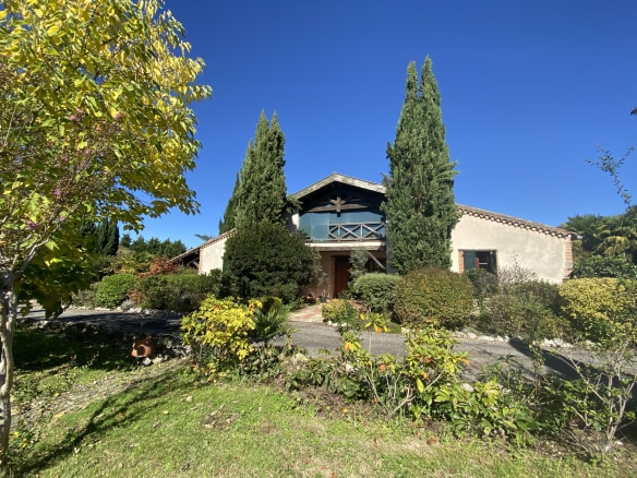 Country house with garden, located in a wine-growing region near Moissac.