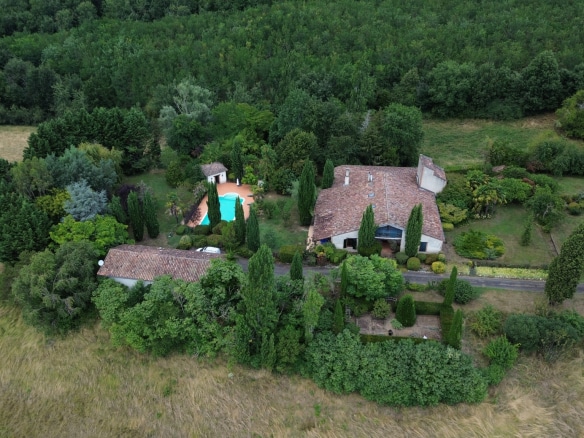 Luxury real estate photo | Charming Properties