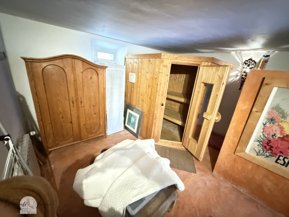 Intérieur d'une maison avec sauna en bois et mobilier en bois, éclairage doux.
