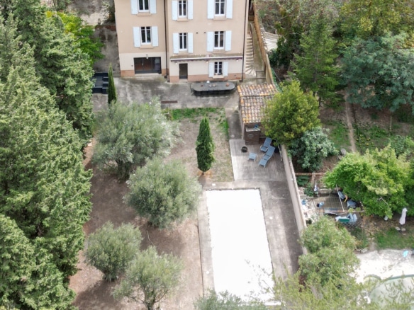 Vue aérienne d'une maison de maître avec piscine et jardin à Villeneuve-les-Corbières.