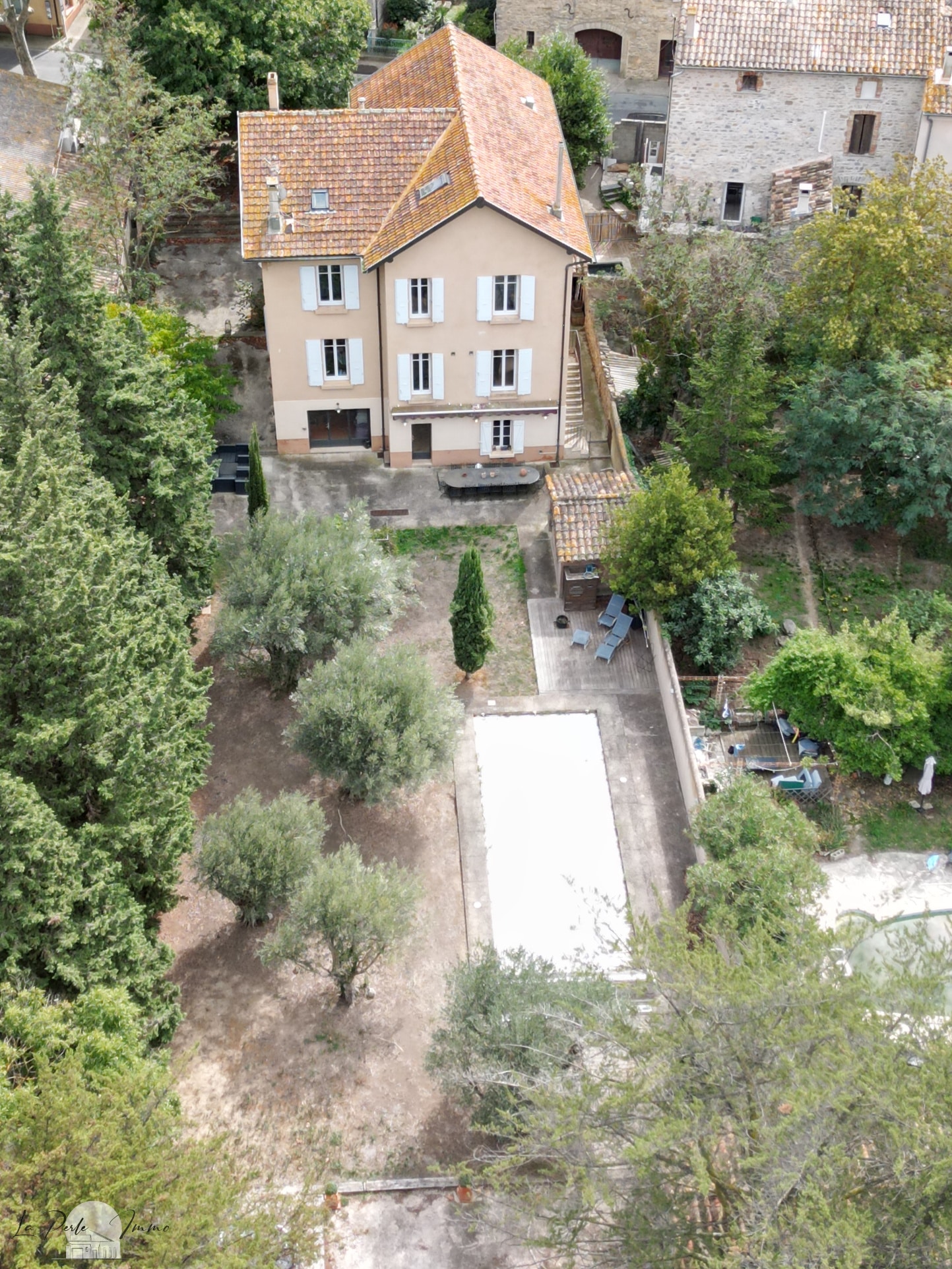 Maison de Maître à Villeneuve-les-Corbières Vue aérienne d'une maison de maître avec piscine et jardin à Villeneuve-les-Corbières.