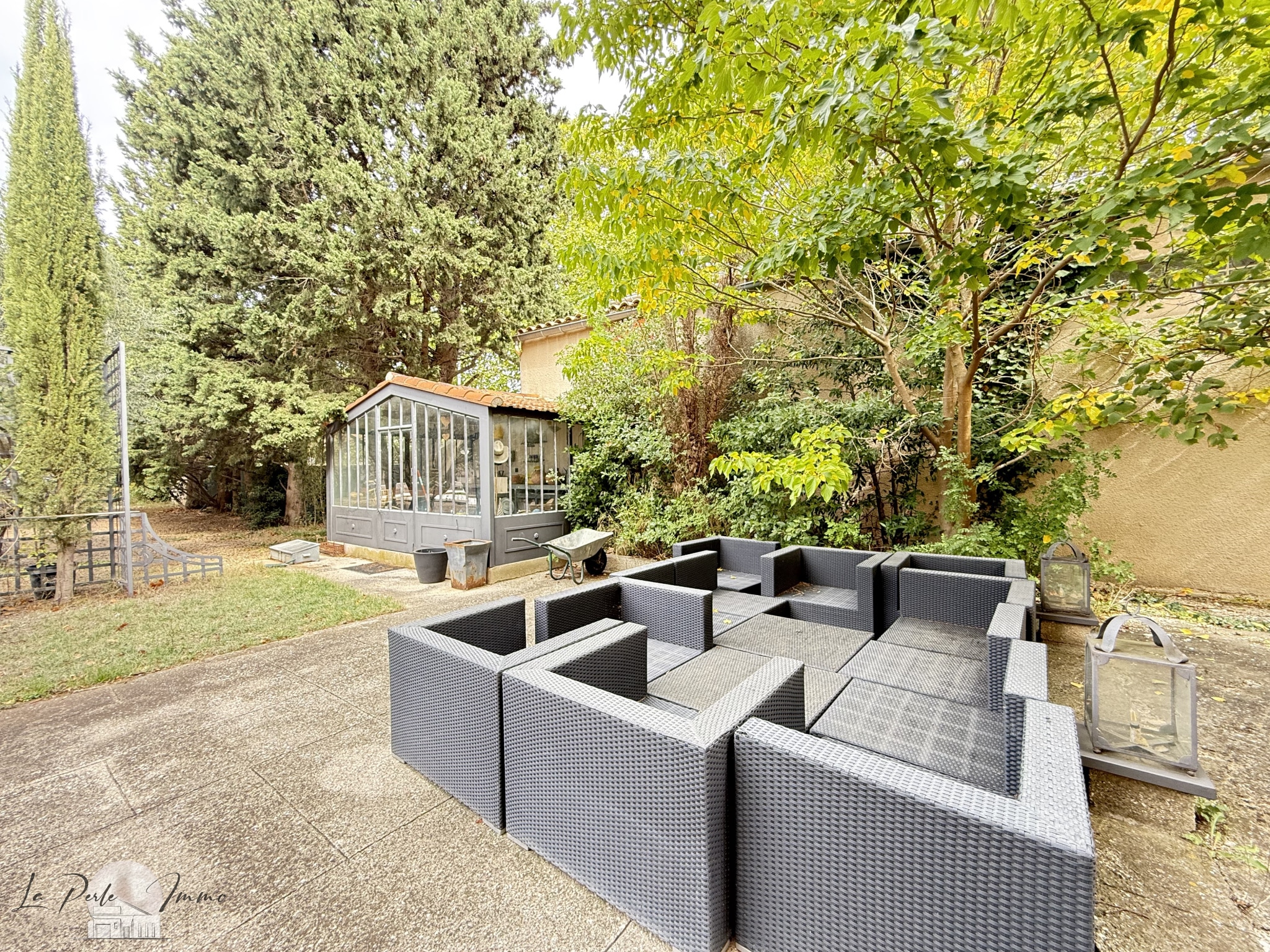 Espace extérieur de la Maison de Maître Espace extérieur d'une maison avec salon de jardin en résine et véranda.