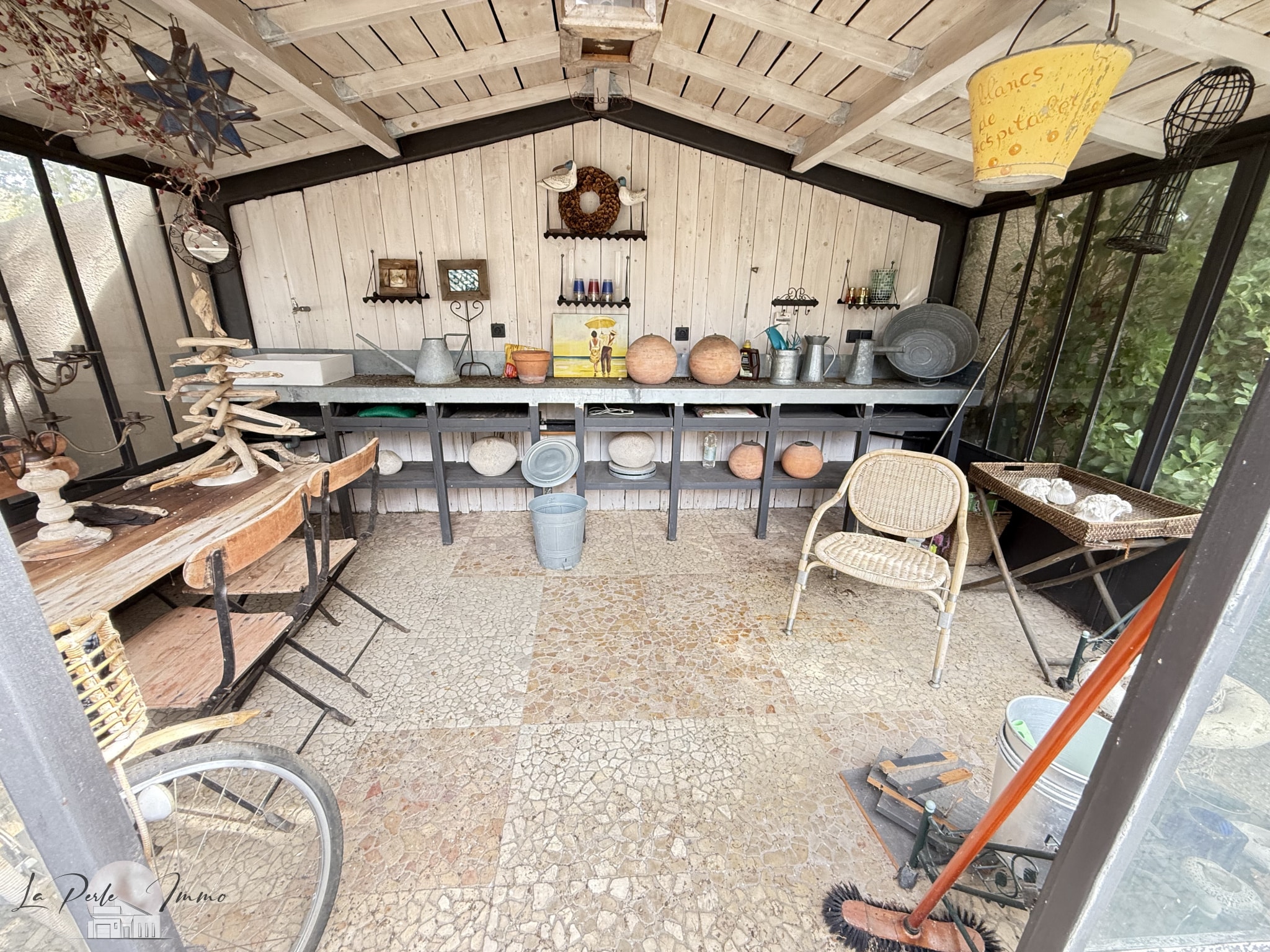 Abri de jardin à Villeneuve-les-Corbières Intérieur d'un abri de jardin avec des outils et des accessoires de jardinage.