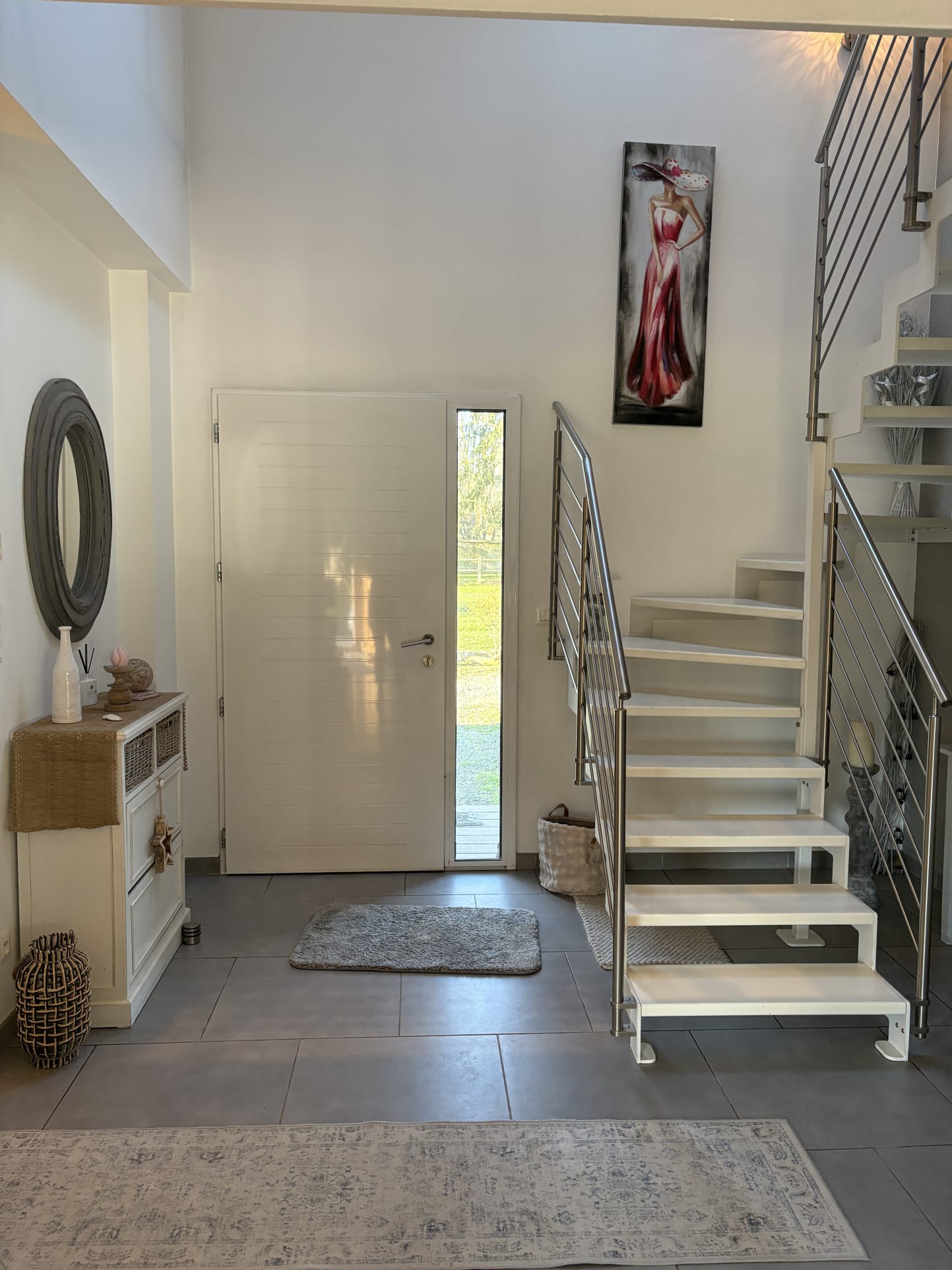 Intérieur d'une maison contemporaine avec hall d'entrée et escalier moderne.