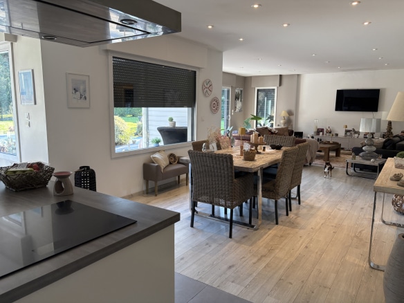 Intérieur d'une maison contemporaine à Pacy-sur-Eure avec salon et salle à manger lumineux.