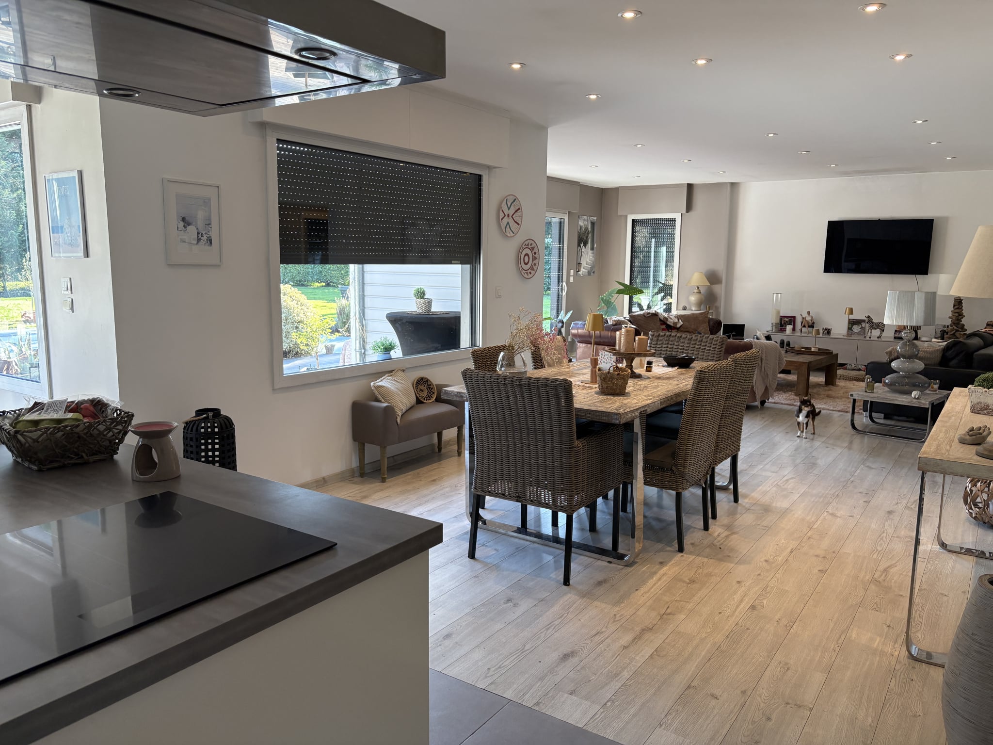 Intérieur d'une maison contemporaine à Pacy-sur-Eure avec salon et salle à manger lumineux.