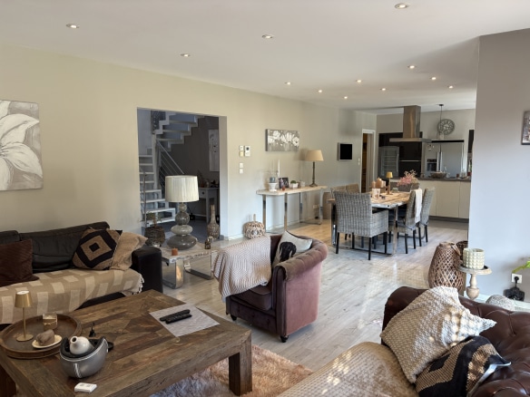 Intérieur d'une maison contemporaine spacieuse avec salon et salle à manger.