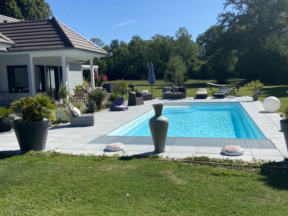 Maison contemporaine avec piscine chauffée dans un jardin spacieux à Pacy-sur-Eure.