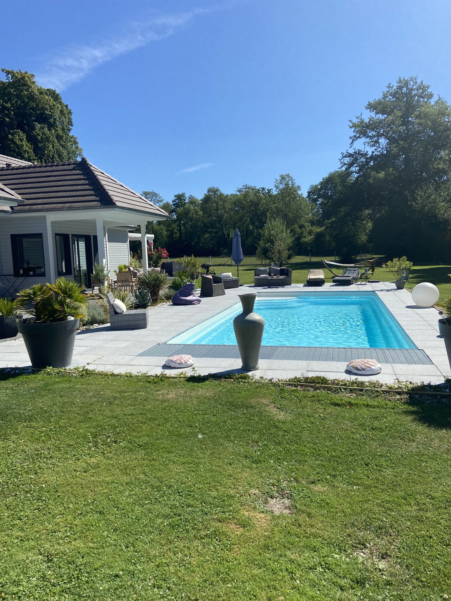 Maison contemporaine avec piscine chauffée dans un jardin spacieux à Pacy-sur-Eure.