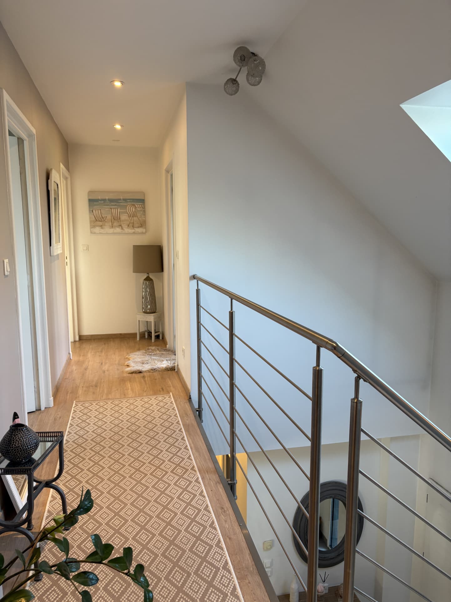 Intérieur d'une maison contemporaine avec un couloir lumineux et des finitions modernes.