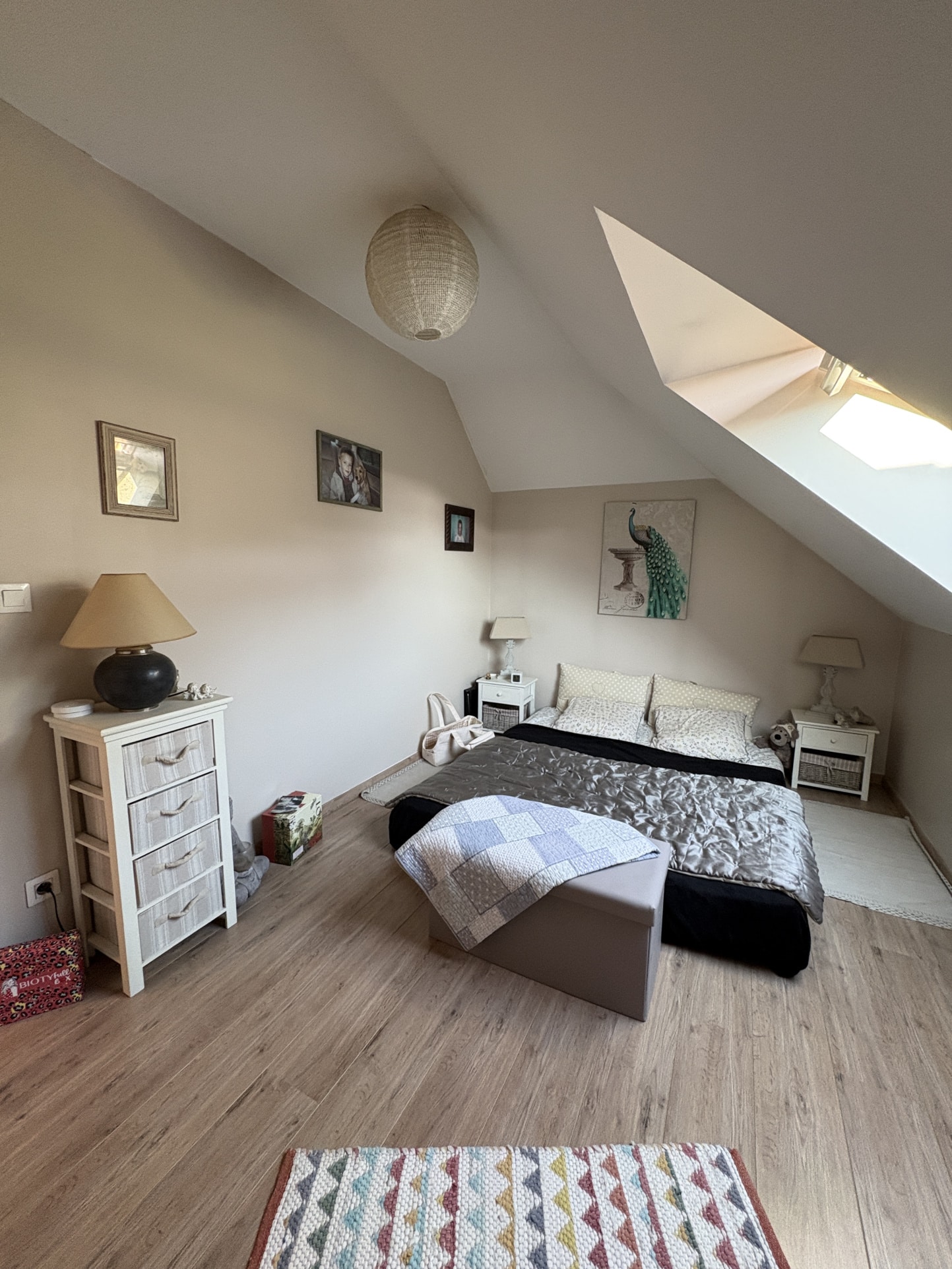 Chambre spacieuse avec lit, meubles en bois et éclairage naturel, dans une maison contemporaine à Pacy-sur-Eure.