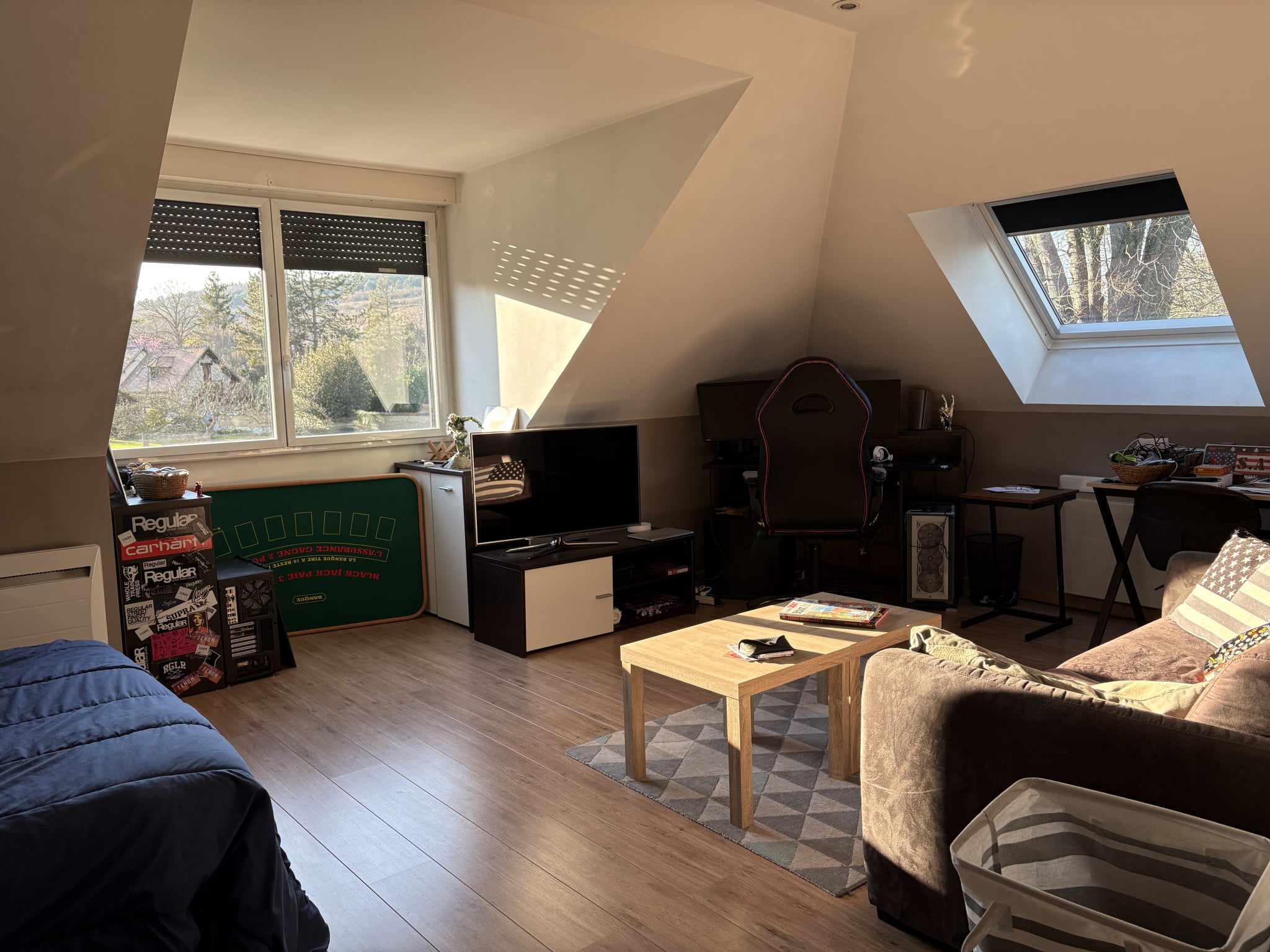 Intérieur d'une maison contemporaine avec un salon lumineux et une vue sur l'extérieur.
