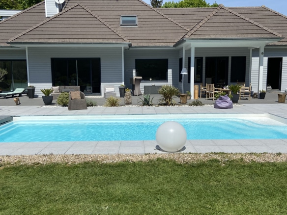 Maison contemporaine avec piscine chauffée et jardin à Pacy-sur-Eure.