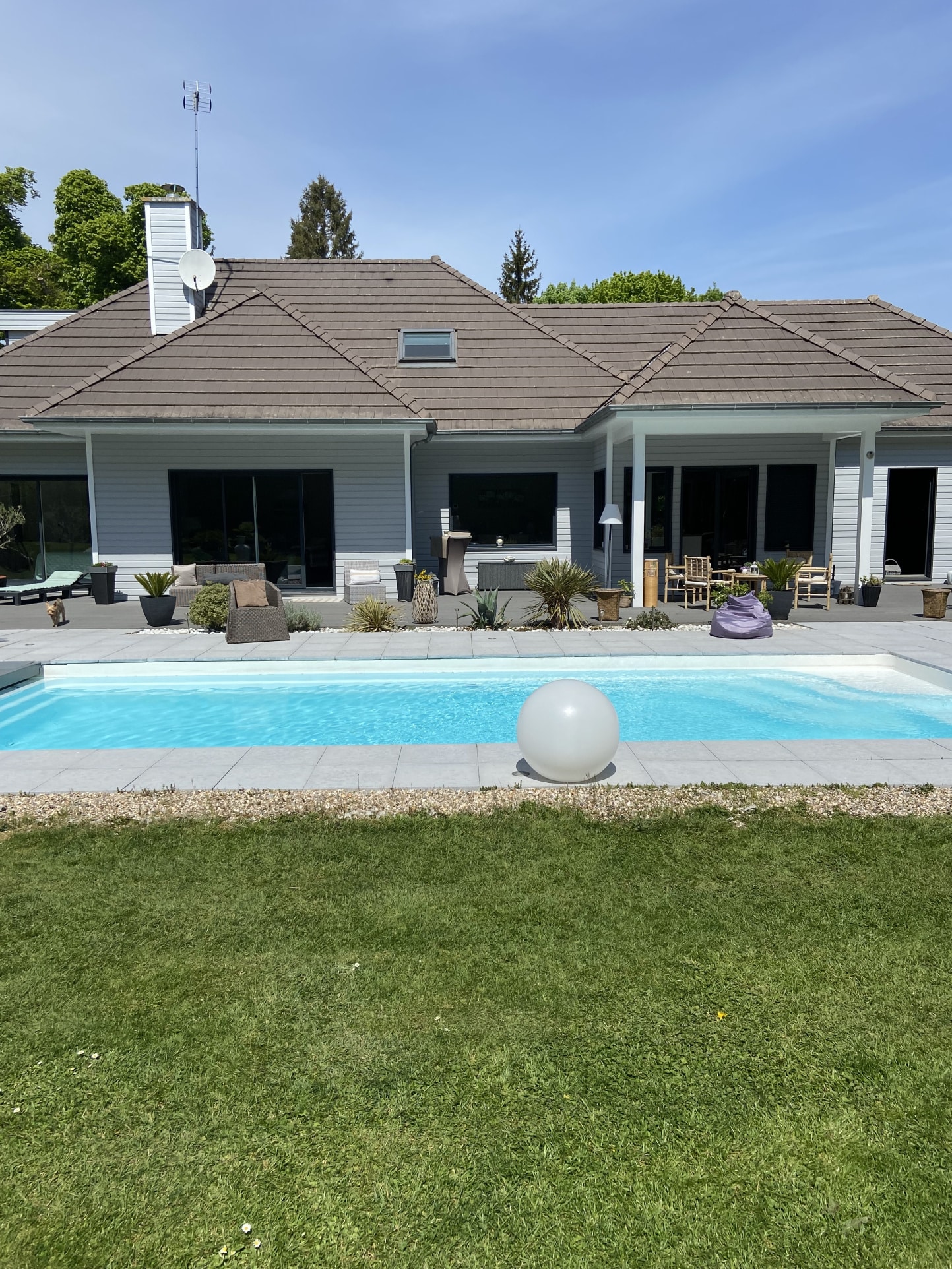 Maison contemporaine avec piscine chauffée et jardin à Pacy-sur-Eure.
