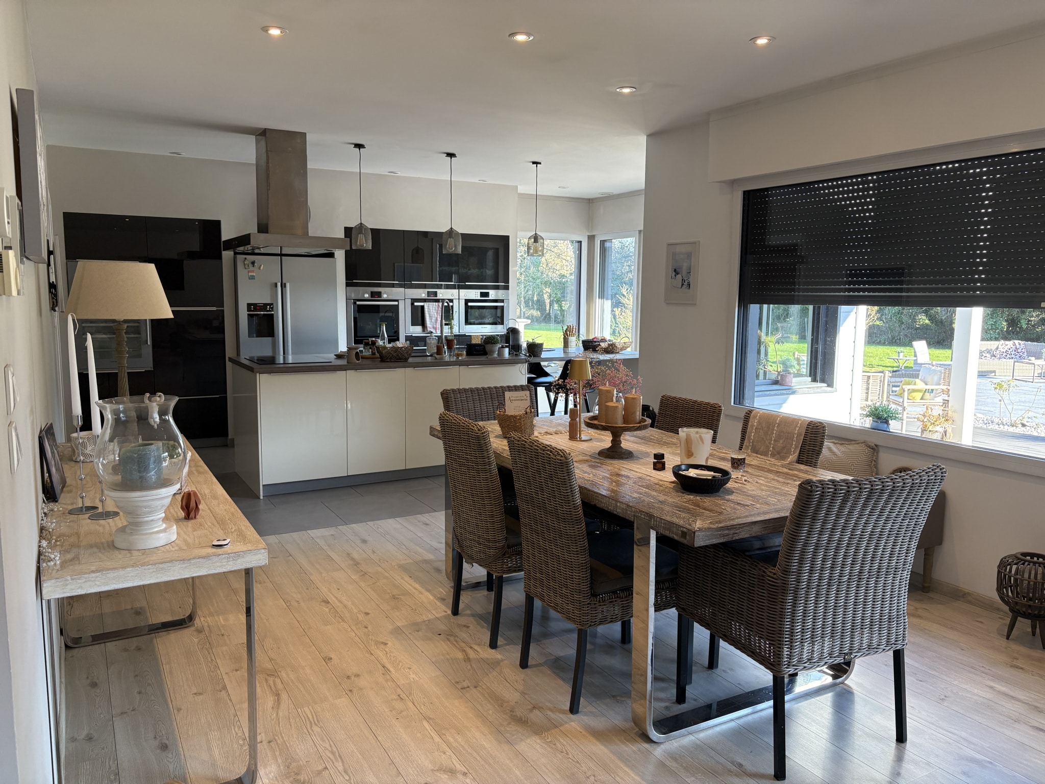 Intérieur d'une maison contemporaine avec cuisine ouverte et salle à manger, Pacy-sur-Eure.