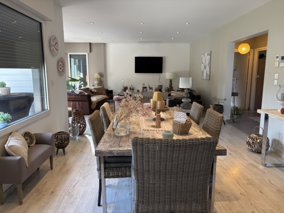 Intérieur d'une maison contemporaine avec salle à manger et salon lumineux à Pacy-sur-Eure.