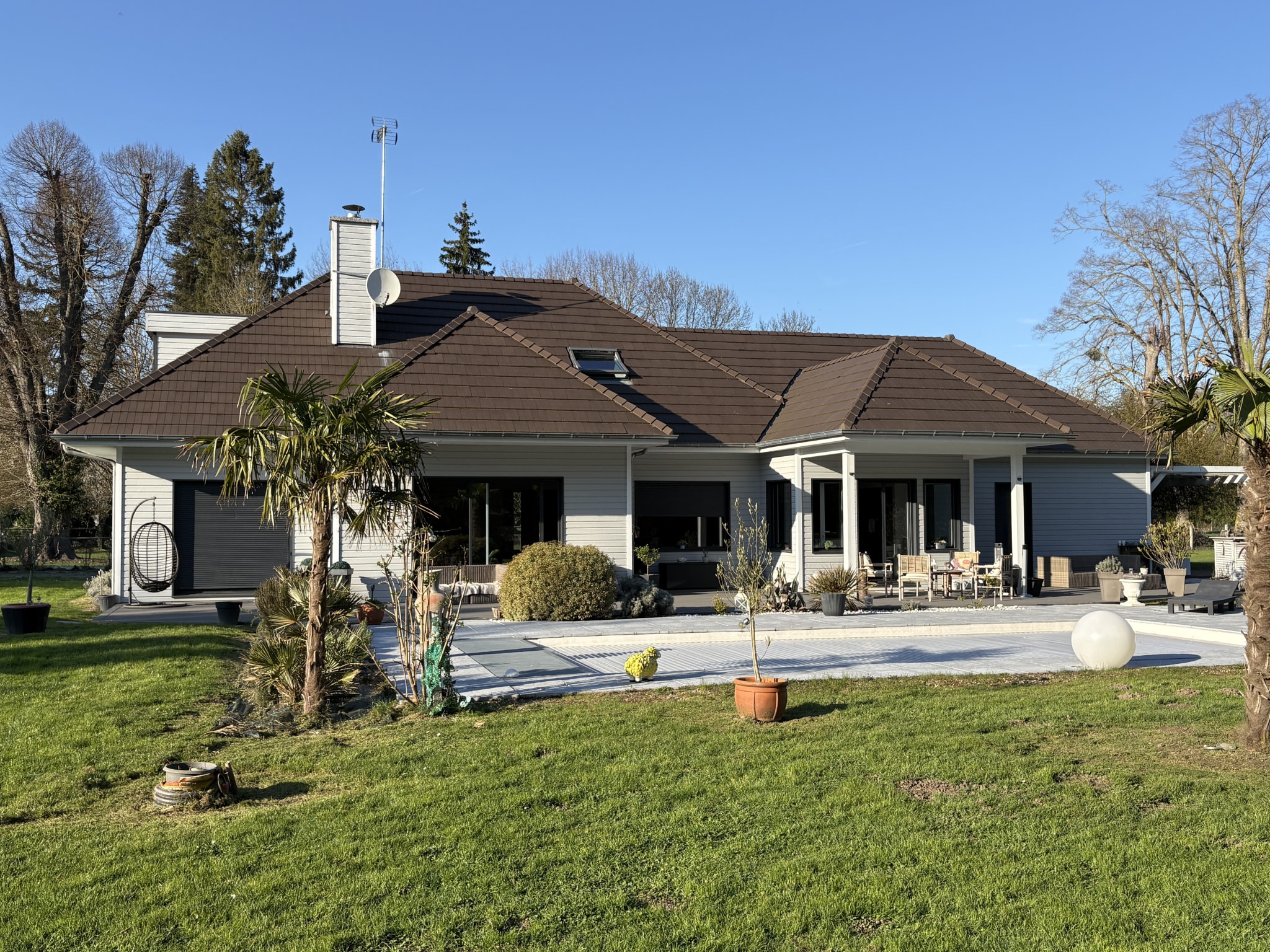 Maison contemporaine avec piscine chauffée, jardin et terrasse à Pacy-sur-Eure.