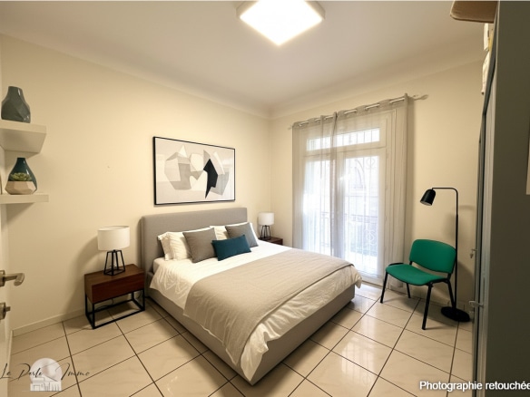 Chambre d'une maison de maître à Perpignan avec lit double et mobilier moderne.
