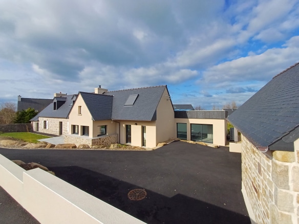 Renovated Breton stone house in Plougasnou, sea view, with disabled access and large outdoor space.