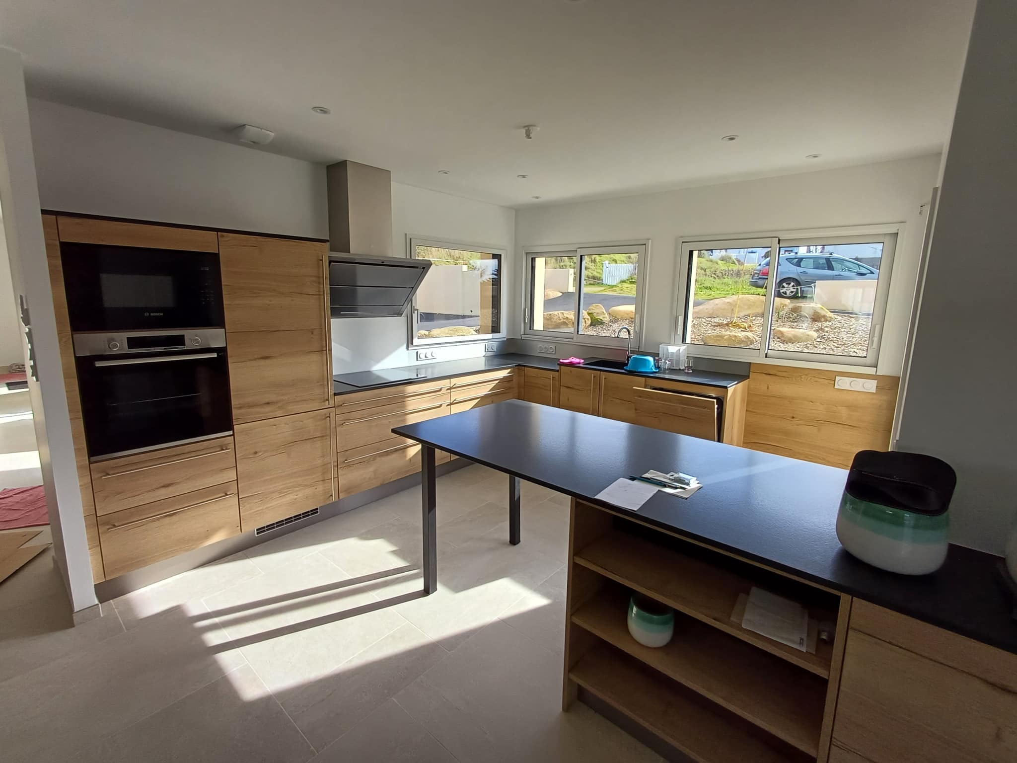 Modern kitchen in a Breton stone house in Plougasnou, with natural light.