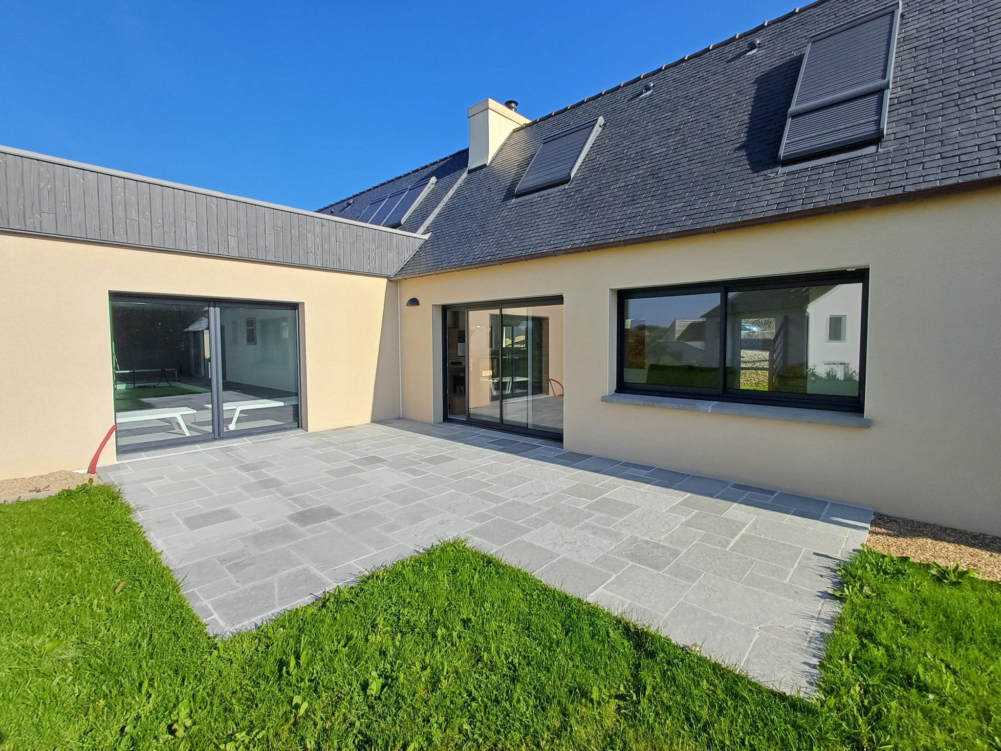 Renovated Breton stone house with terrace in Plougasnou, overlooking the garden.