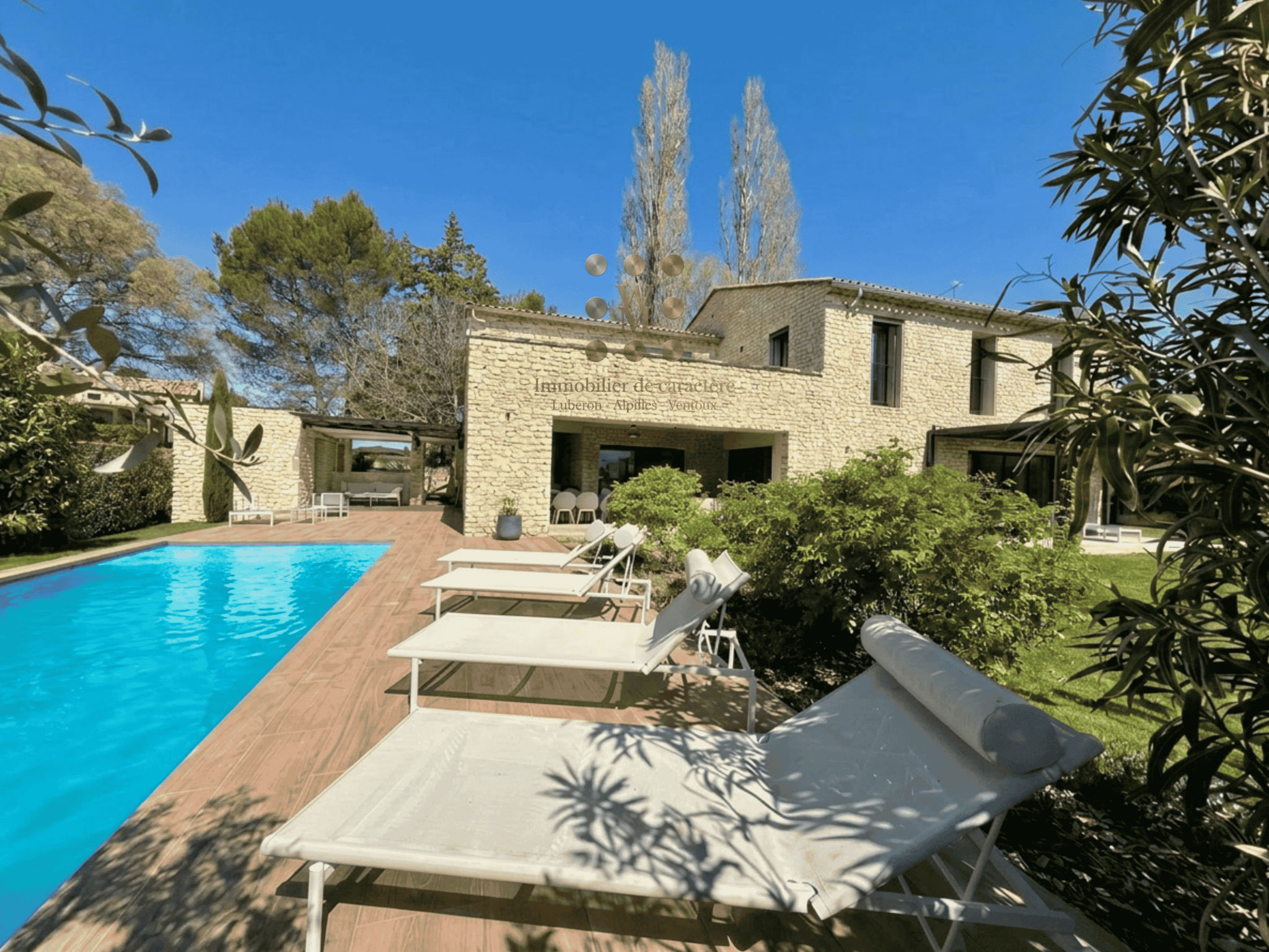 Maison contemporaine à Gordes Maison d'architecte avec piscine et jardin à Gordes, vue sur le Luberon.