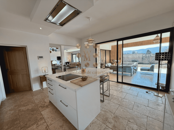 Intérieur d'une maison contemporaine avec cuisine ouverte et salon lumineux à Gordes.