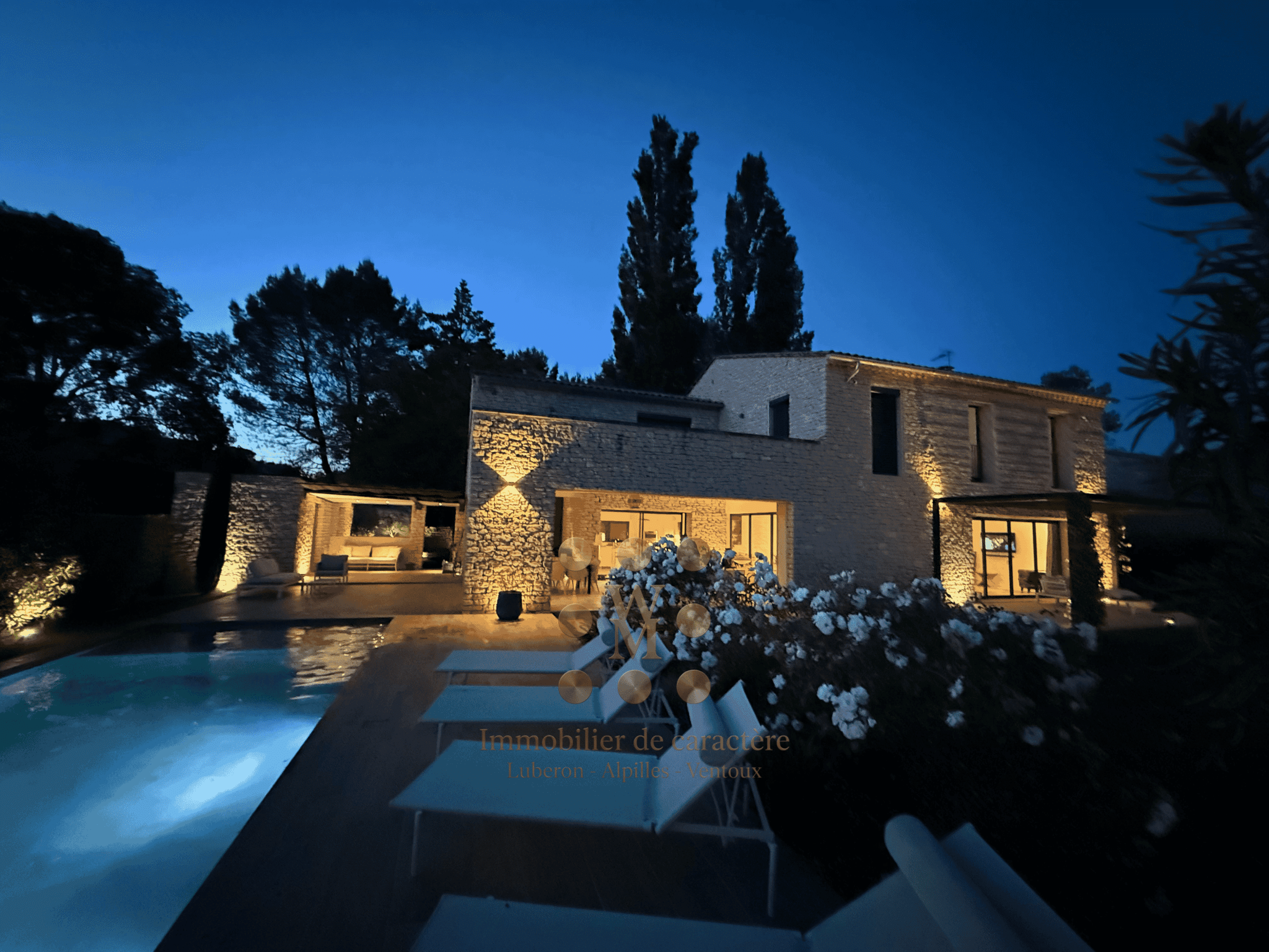 Maison d’architecte à Gordes Maison contemporaine avec piscine et jardin à Gordes, éclairée la nuit.