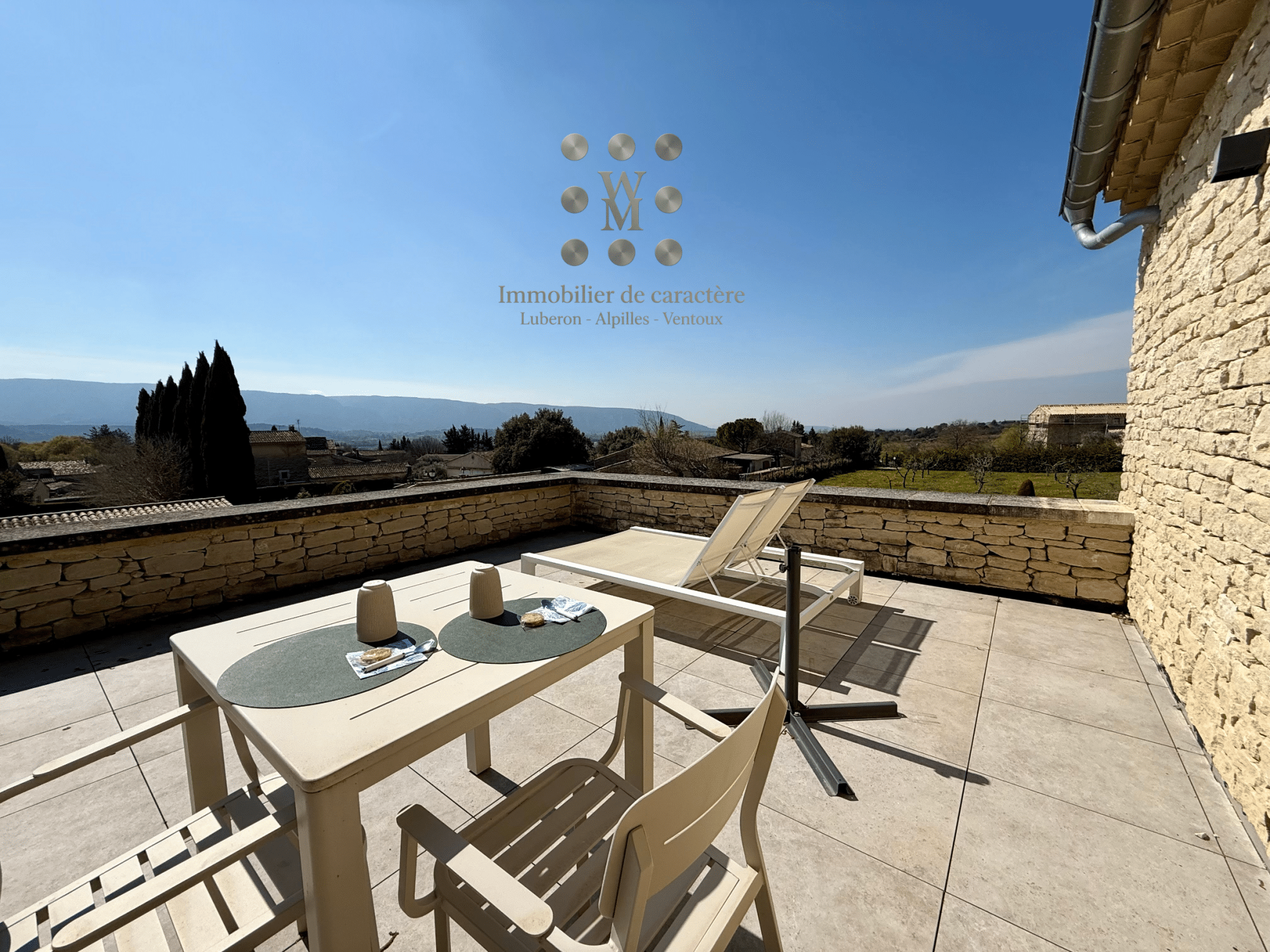 Terrasse avec vue sur le Luberon Terrasse d'une maison contemporaine avec vue sur le Luberon, meubles de jardin en extérieur.