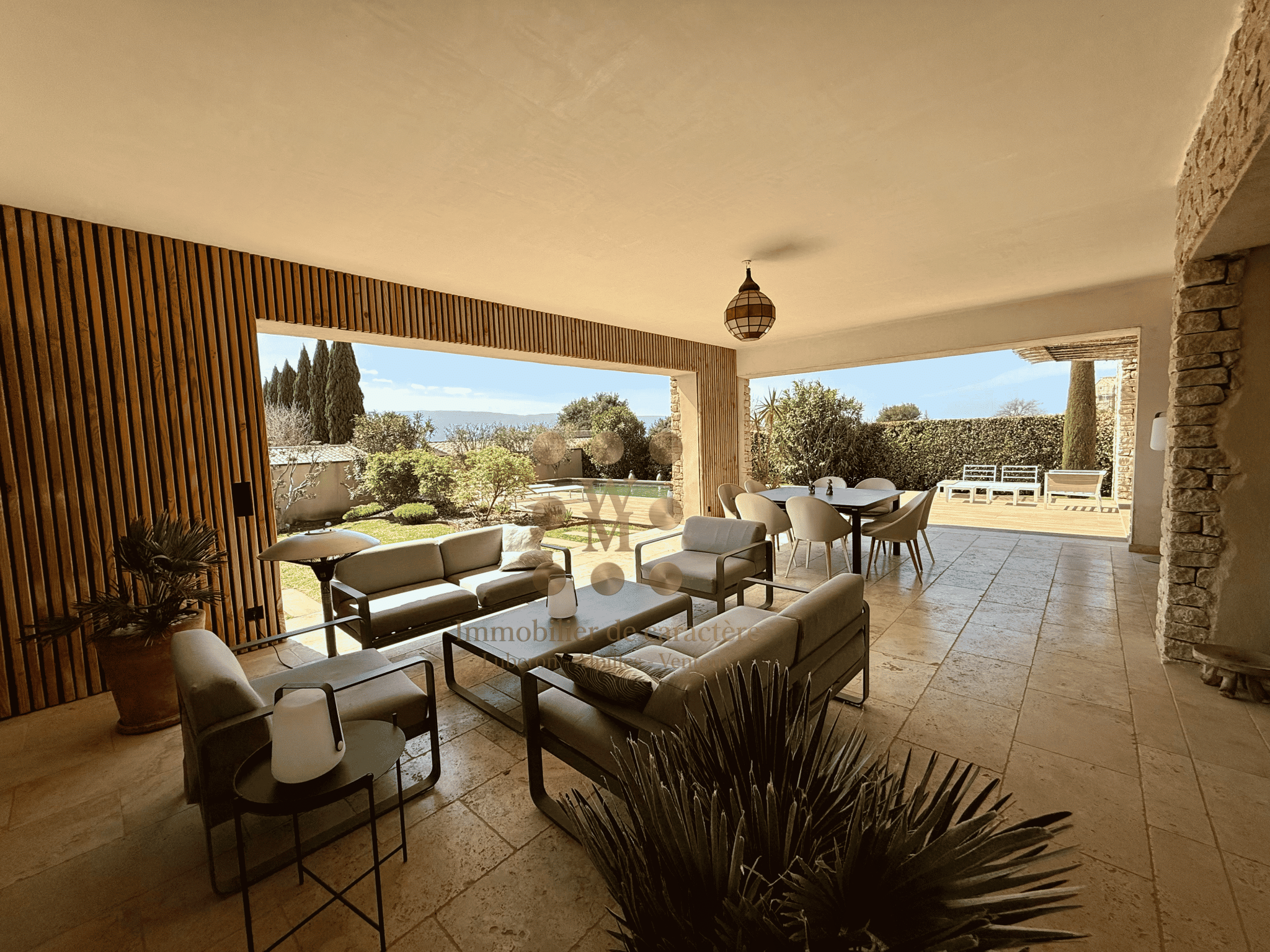 Terrasse moderne avec vue à Gordes Terrasse d'une maison contemporaine à Gordes avec vue sur le Luberon, mobilier moderne et espace lumineux.