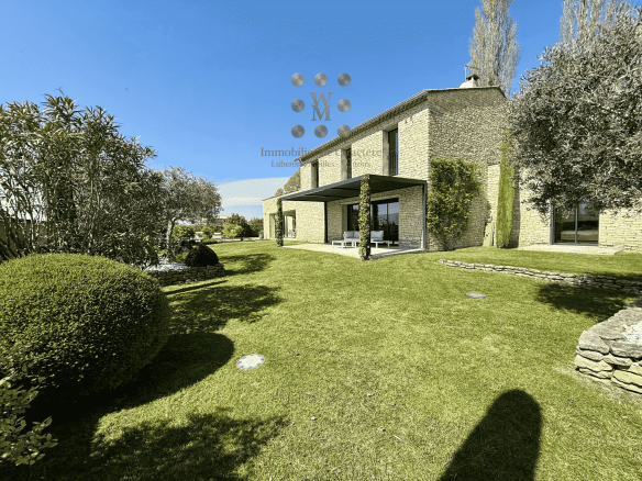 Maison contemporaine avec jardin et vue sur le Luberon à Gordes.
