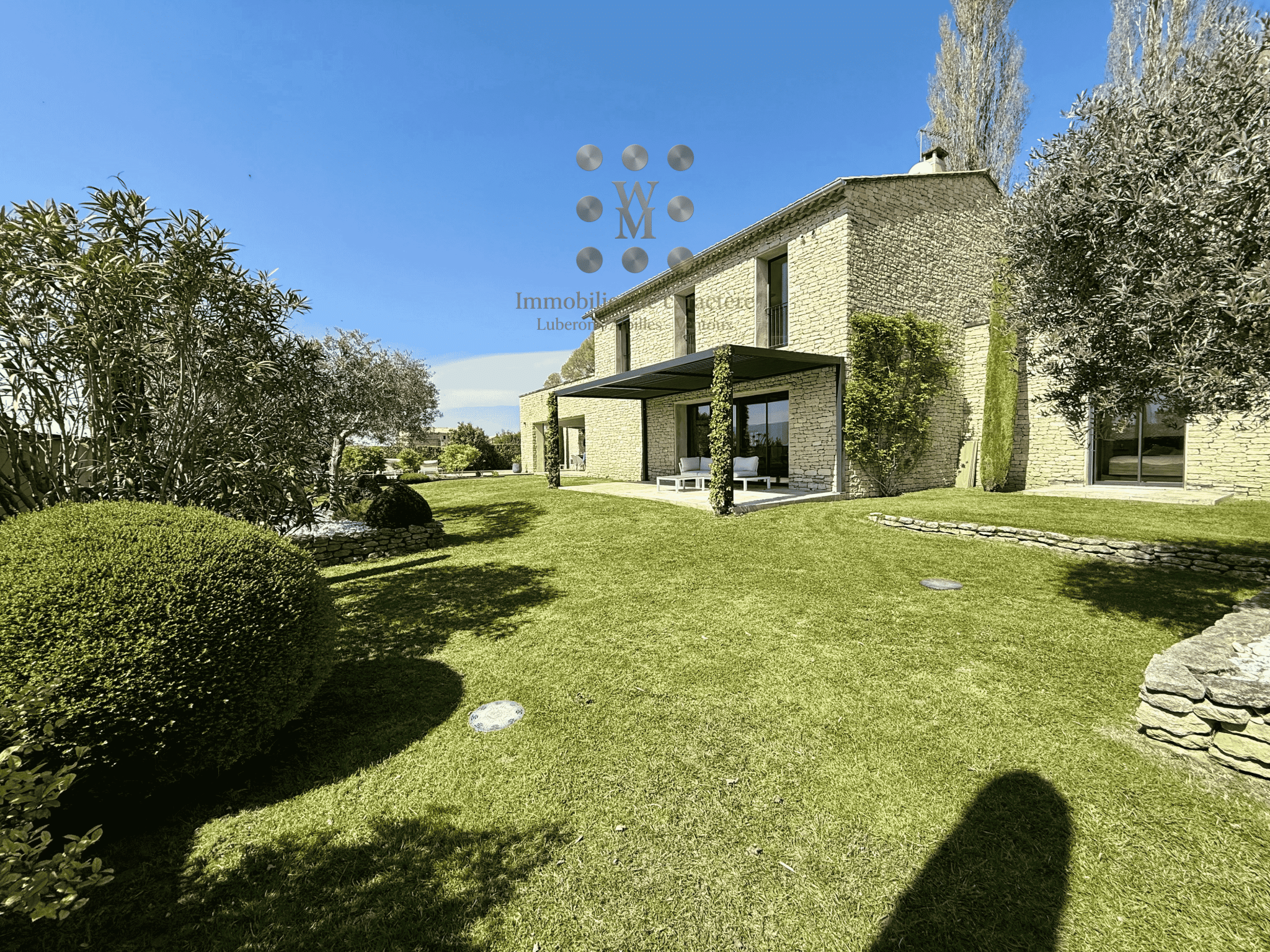 Maison d’architecte à Gordes Maison contemporaine avec jardin et vue sur le Luberon à Gordes.