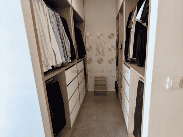 Dressing spacieux avec étagères et penderies, intérieur moderne.