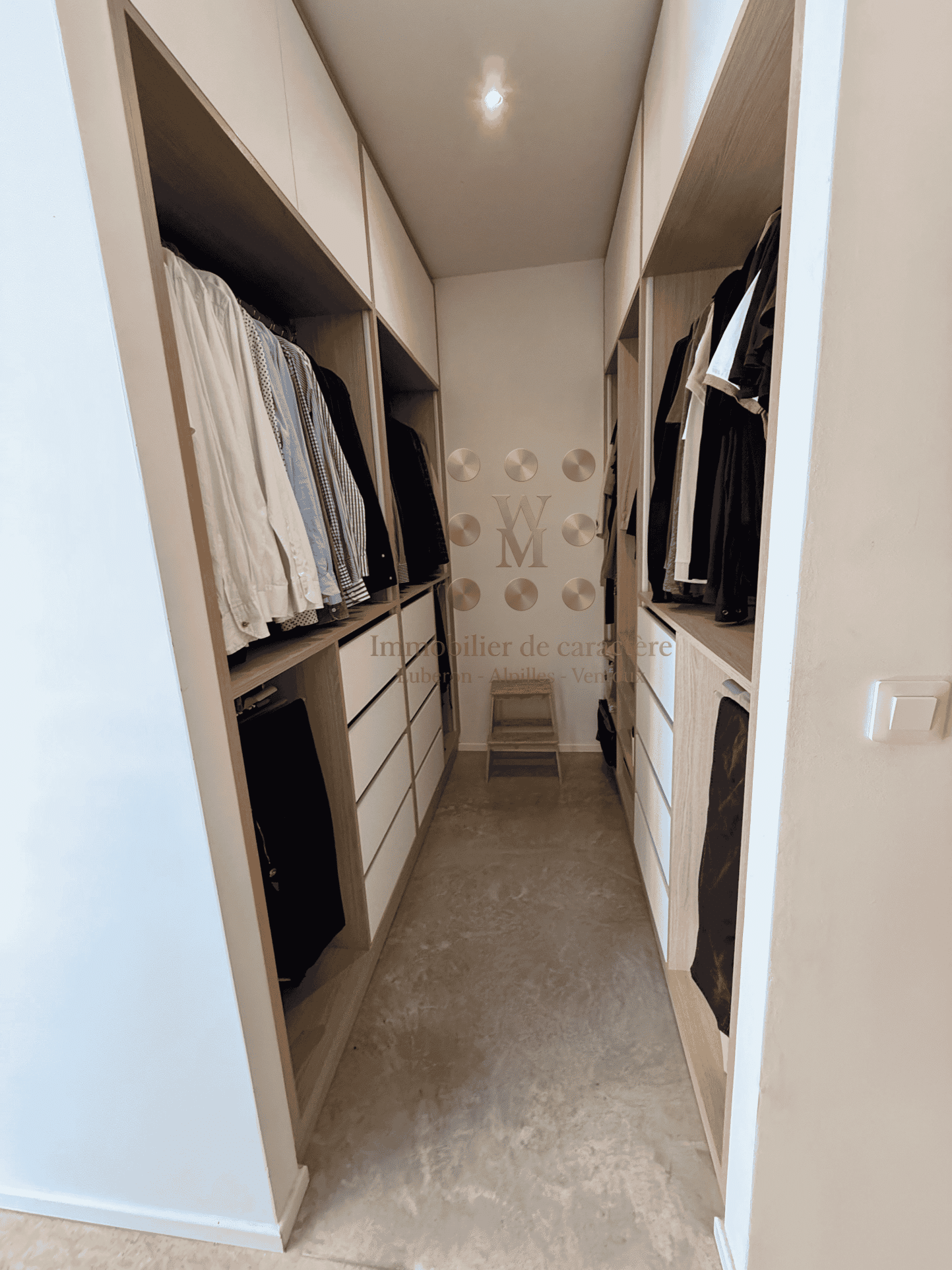 Dressing contemporain à Gordes Dressing spacieux avec étagères et penderies, intérieur moderne.