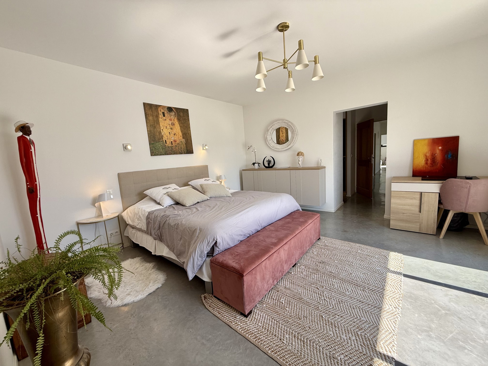 Chambre moderne à Gordes Chambre d'une maison contemporaine à Gordes avec lit, décoration moderne et lumière naturelle.