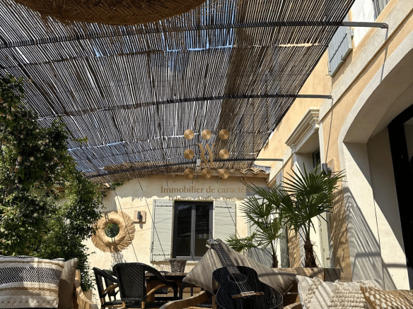 Terrasse d'une maison de maître avec mobilier confortable et décoration moderne, Maillane