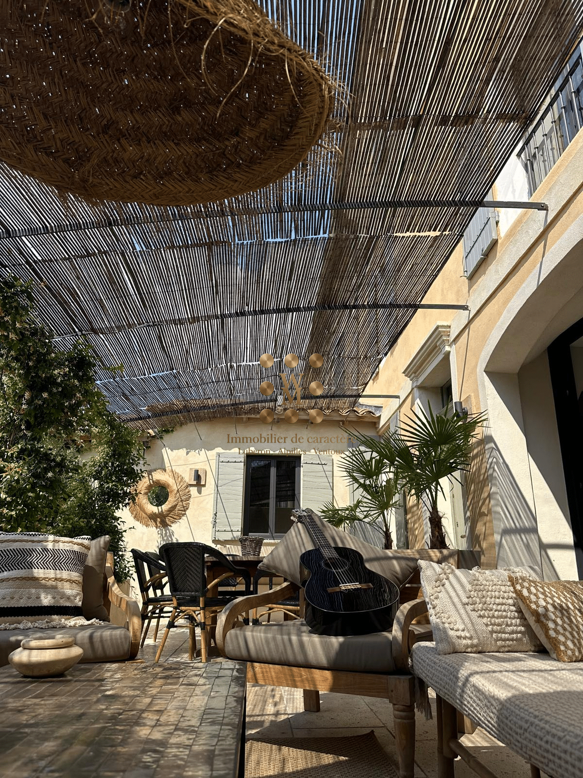 Terrasse d'une maison de maître avec mobilier confortable et décoration moderne, Maillane